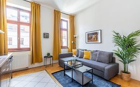Downtown Cozy Home In The Gozsdu Garden